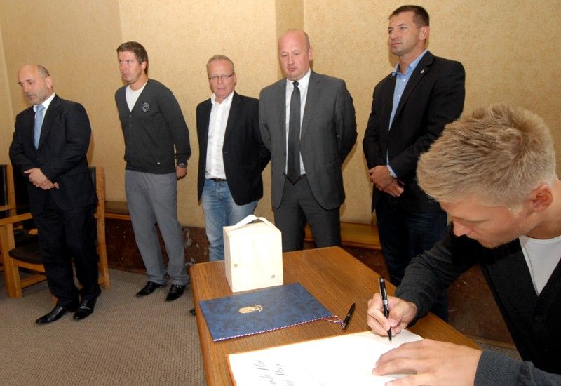 Výkony hráčů fotbalového klubu Viktoria Plzeň, které vedly v sezoně 2012/2013 k získání mistrovského titulu ocenil primátor Martin Baxa udělením historické pečetě města Plzně. Za klub ji převzal předseda představenstva Tomáš Paclík při slavnostním setkání týmu se členy městské rady v pátek 28. června 2013 v obřadní síni na radnici. „Dnešní den je absolutně mimořádný, je to pro nás obrovská pocta,“ reagoval Tomáš Paclík. Primátor označil úspěchy Viktorky za výjimečné a hodné prestižního ocenění, které se uděluje jen při vzácných příležitostech. „Dokázali jste získat našemu městu obrovskou prestiž,“ zdůraznil ve svém vystoupení. Hráči a členové realizačního týmu obdrželi pamětní listy, vzácnou trofej - míč, se kterým mužstvo hrálo evropskou ligu, si ze setkání naopak odnesl primátor Martin Baxa.