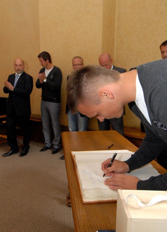 Výkony hráčů fotbalového klubu Viktoria Plzeň, které vedly v sezoně 2012/2013 k získání mistrovského titulu ocenil primátor Martin Baxa udělením historické pečetě města Plzně. Za klub ji převzal předseda představenstva Tomáš Paclík při slavnostním setkání týmu se členy městské rady v pátek 28. června 2013 v obřadní síni na radnici. „Dnešní den je absolutně mimořádný, je to pro nás obrovská pocta,“ reagoval Tomáš Paclík. Primátor označil úspěchy Viktorky za výjimečné a hodné prestižního ocenění, které se uděluje jen při vzácných příležitostech. „Dokázali jste získat našemu městu obrovskou prestiž,“ zdůraznil ve svém vystoupení. Hráči a členové realizačního týmu obdrželi pamětní listy, vzácnou trofej - míč, se kterým mužstvo hrálo evropskou ligu, si ze setkání naopak odnesl primátor Martin Baxa.