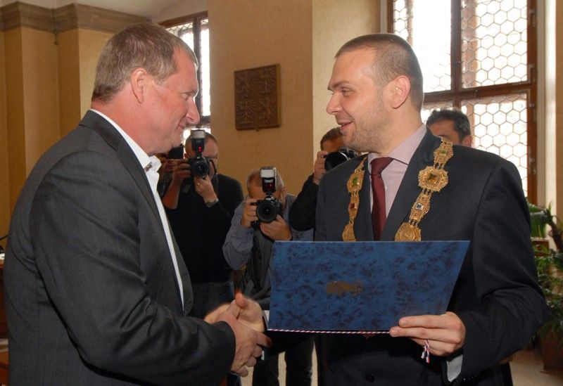 Výkony hráčů fotbalového klubu Viktoria Plzeň, které vedly v sezoně 2012/2013 k získání mistrovského titulu ocenil primátor Martin Baxa udělením historické pečetě města Plzně. Za klub ji převzal předseda představenstva Tomáš Paclík při slavnostním setkání týmu se členy městské rady v pátek 28. června 2013 v obřadní síni na radnici. „Dnešní den je absolutně mimořádný, je to pro nás obrovská pocta,“ reagoval Tomáš Paclík. Primátor označil úspěchy Viktorky za výjimečné a hodné prestižního ocenění, které se uděluje jen při vzácných příležitostech. „Dokázali jste získat našemu městu obrovskou prestiž,“ zdůraznil ve svém vystoupení. Hráči a členové realizačního týmu obdrželi pamětní listy, vzácnou trofej - míč, se kterým mužstvo hrálo evropskou ligu, si ze setkání naopak odnesl primátor Martin Baxa.