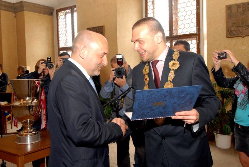 Výkony hráčů fotbalového klubu Viktoria Plzeň, které vedly v sezoně 2012/2013 k získání mistrovského titulu ocenil primátor Martin Baxa udělením historické pečetě města Plzně. Za klub ji převzal předseda představenstva Tomáš Paclík při slavnostním setkání týmu se členy městské rady v pátek 28. června 2013 v obřadní síni na radnici. „Dnešní den je absolutně mimořádný, je to pro nás obrovská pocta,“ reagoval Tomáš Paclík. Primátor označil úspěchy Viktorky za výjimečné a hodné prestižního ocenění, které se uděluje jen při vzácných příležitostech. „Dokázali jste získat našemu městu obrovskou prestiž,“ zdůraznil ve svém vystoupení. Hráči a členové realizačního týmu obdrželi pamětní listy, vzácnou trofej - míč, se kterým mužstvo hrálo evropskou ligu, si ze setkání naopak odnesl primátor Martin Baxa.