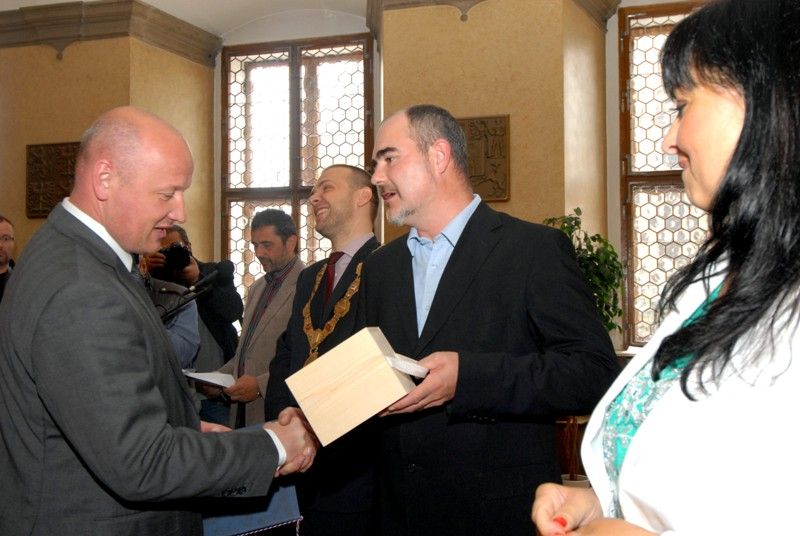 Výkony hráčů fotbalového klubu Viktoria Plzeň, které vedly v sezoně 2012/2013 k získání mistrovského titulu ocenil primátor Martin Baxa udělením historické pečetě města Plzně. Za klub ji převzal předseda představenstva Tomáš Paclík při slavnostním setkání týmu se členy městské rady v pátek 28. června 2013 v obřadní síni na radnici. „Dnešní den je absolutně mimořádný, je to pro nás obrovská pocta,“ reagoval Tomáš Paclík. Primátor označil úspěchy Viktorky za výjimečné a hodné prestižního ocenění, které se uděluje jen při vzácných příležitostech. „Dokázali jste získat našemu městu obrovskou prestiž,“ zdůraznil ve svém vystoupení. Hráči a členové realizačního týmu obdrželi pamětní listy, vzácnou trofej - míč, se kterým mužstvo hrálo evropskou ligu, si ze setkání naopak odnesl primátor Martin Baxa.