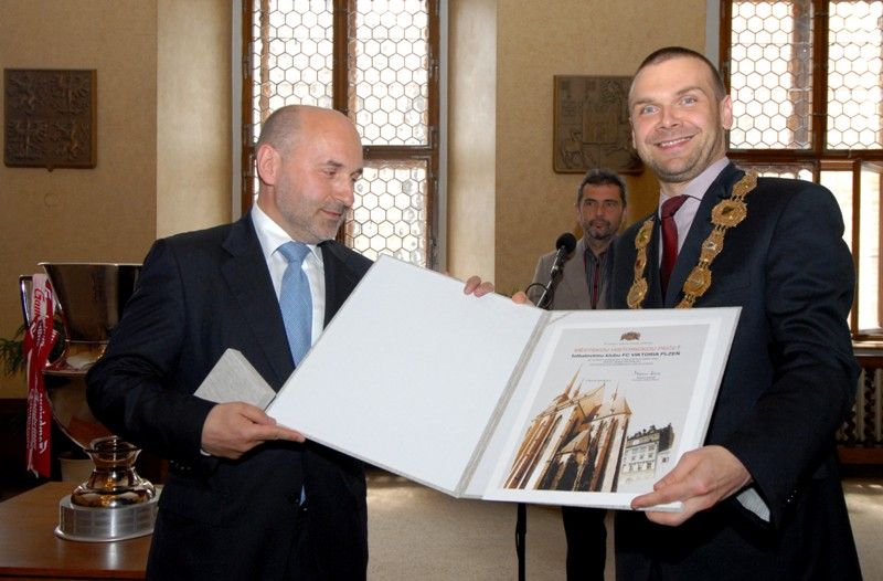 Výkony hráčů fotbalového klubu Viktoria Plzeň, které vedly v sezoně 2012/2013 k získání mistrovského titulu ocenil primátor Martin Baxa udělením historické pečetě města Plzně. Za klub ji převzal předseda představenstva Tomáš Paclík při slavnostním setkání týmu se členy městské rady v pátek 28. června 2013 v obřadní síni na radnici. „Dnešní den je absolutně mimořádný, je to pro nás obrovská pocta,“ reagoval Tomáš Paclík. Primátor označil úspěchy Viktorky za výjimečné a hodné prestižního ocenění, které se uděluje jen při vzácných příležitostech. „Dokázali jste získat našemu městu obrovskou prestiž,“ zdůraznil ve svém vystoupení. Hráči a členové realizačního týmu obdrželi pamětní listy, vzácnou trofej - míč, se kterým mužstvo hrálo evropskou ligu, si ze setkání naopak odnesl primátor Martin Baxa.