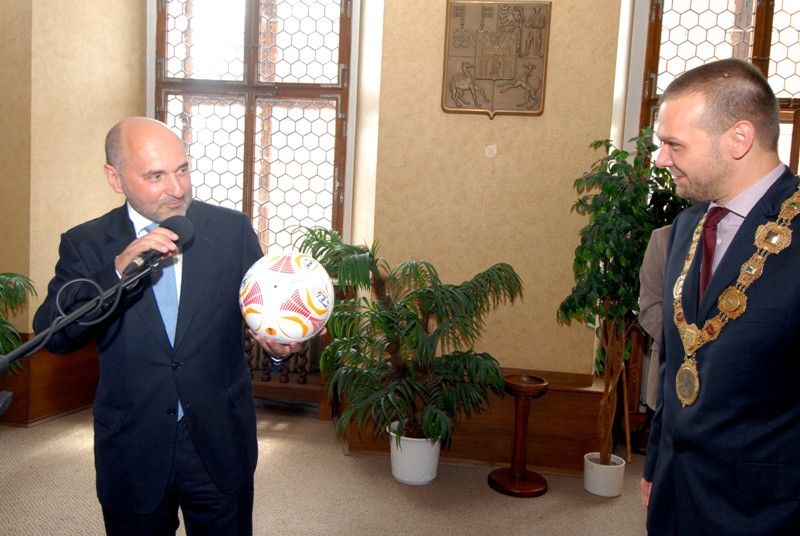 Výkony hráčů fotbalového klubu Viktoria Plzeň, které vedly v sezoně 2012/2013 k získání mistrovského titulu ocenil primátor Martin Baxa udělením historické pečetě města Plzně. Za klub ji převzal předseda představenstva Tomáš Paclík při slavnostním setkání týmu se členy městské rady v pátek 28. června 2013 v obřadní síni na radnici. „Dnešní den je absolutně mimořádný, je to pro nás obrovská pocta,“ reagoval Tomáš Paclík. Primátor označil úspěchy Viktorky za výjimečné a hodné prestižního ocenění, které se uděluje jen při vzácných příležitostech. „Dokázali jste získat našemu městu obrovskou prestiž,“ zdůraznil ve svém vystoupení. Hráči a členové realizačního týmu obdrželi pamětní listy, vzácnou trofej - míč, se kterým mužstvo hrálo evropskou ligu, si ze setkání naopak odnesl primátor Martin Baxa.