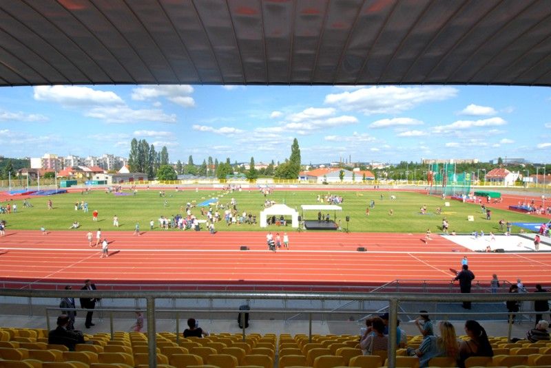 Nový atletický stadion včetně zázemí mohou od 1. července 2013 sportovci plně využívat. Areál, jehož stavbu město financovalo částkou přesahující 107 milionů korun, má v nájmu atletický klub AK Škoda Plzeň, který ho bude využívat pro tréninkové aktivity svých členů a zároveň jej bude provozovat.