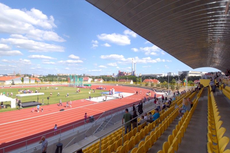 Na slavnostním otevření nového atletického stadionu se sešli Jarmila Kratochvílová, Imrich Bugár a Jiřina Ptáčníková