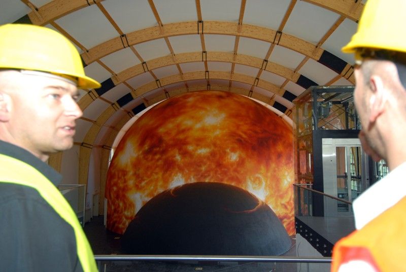 V areálu bývalé Škodovky vzniká moderní interaktivní vzdělávací centrum Techmania Science Center. Své současné prostory rozšíří do tří desítek tisíc metrů čtverečních a nabídne řadu laboratoří, dílen a expozic. Už v polovině příštího roku se stane jedním z nejvýznamnějších center neformálního vzdělávání v České republice. Součástí projektu je 3D planetárium, které se pro návštěvníky otevře už 4. listopadu letošního roku. V historickém továrním objektu z roku 1916 v současné době finišují dokončovací práce. Ty odborné tady provádějí američtí experti, kteří instalují speciální technologii s bezmála stovkou programů. A že je se na co těšit, může potvrdit i primátor Martin Baxa, který zhlédl při své návštěvě v úterý 23. července 2013 zlomek toho, co na návštěvníky planetária po jeho otevření čeká.
