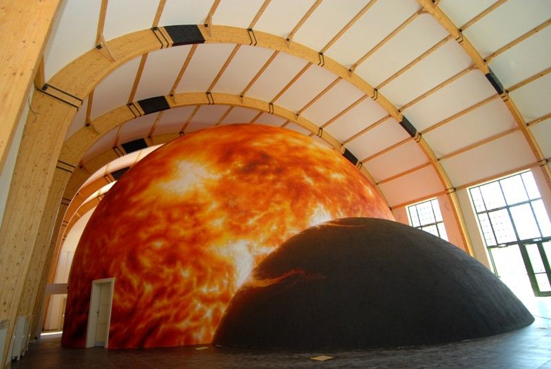 V areálu bývalé Škodovky vzniká moderní interaktivní vzdělávací centrum Techmania Science Center. Své současné prostory rozšíří do tří desítek tisíc metrů čtverečních a nabídne řadu laboratoří, dílen a expozic. Už v polovině příštího roku se stane jedním z nejvýznamnějších center neformálního vzdělávání v České republice. Součástí projektu je 3D planetárium, které se pro návštěvníky otevře už 4. listopadu letošního roku. V historickém továrním objektu z roku 1916 v současné době finišují dokončovací práce. Ty odborné tady provádějí američtí experti, kteří instalují speciální technologii s bezmála stovkou programů. A že je se na co těšit, může potvrdit i primátor Martin Baxa, který zhlédl při své návštěvě v úterý 23. července 2013 zlomek toho, co na návštěvníky planetária po jeho otevření čeká.