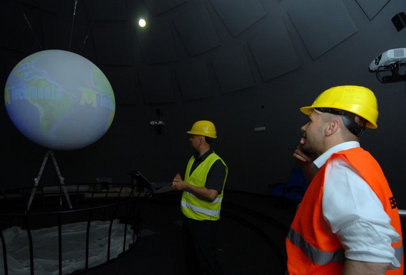 V areálu bývalé Škodovky vzniká moderní interaktivní vzdělávací centrum Techmania Science Center. Své současné prostory rozšíří do tří desítek tisíc metrů čtverečních a nabídne řadu laboratoří, dílen a expozic. Už v polovině příštího roku se stane jedním z nejvýznamnějších center neformálního vzdělávání v České republice. Součástí projektu je 3D planetárium, které se pro návštěvníky otevře už 4. listopadu letošního roku. V historickém továrním objektu z roku 1916 v současné době finišují dokončovací práce. Ty odborné tady provádějí američtí experti, kteří instalují speciální technologii s bezmála stovkou programů. A že je se na co těšit, může potvrdit i primátor Martin Baxa, který zhlédl při své návštěvě v úterý 23. července 2013 zlomek toho, co na návštěvníky planetária po jeho otevření čeká.