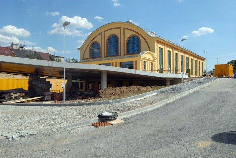 V areálu bývalé Škodovky vzniká moderní interaktivní vzdělávací centrum Techmania Science Center. Své současné prostory rozšíří do tří desítek tisíc metrů čtverečních a nabídne řadu laboratoří, dílen a expozic. Už v polovině příštího roku se stane jedním z nejvýznamnějších center neformálního vzdělávání v České republice. Součástí projektu je 3D planetárium, které se pro návštěvníky otevře už 4. listopadu letošního roku. V historickém továrním objektu z roku 1916 v současné době finišují dokončovací práce. Ty odborné tady provádějí američtí experti, kteří instalují speciální technologii s bezmála stovkou programů. A že je se na co těšit, může potvrdit i primátor Martin Baxa, který zhlédl při své návštěvě v úterý 23. července 2013 zlomek toho, co na návštěvníky planetária po jeho otevření čeká.