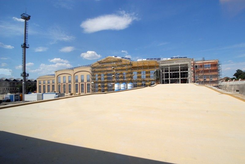 V areálu bývalé Škodovky vzniká moderní interaktivní vzdělávací centrum Techmania Science Center. Své současné prostory rozšíří do tří desítek tisíc metrů čtverečních a nabídne řadu laboratoří, dílen a expozic. Už v polovině příštího roku se stane jedním z nejvýznamnějších center neformálního vzdělávání v České republice. Součástí projektu je 3D planetárium, které se pro návštěvníky otevře už 4. listopadu letošního roku. V historickém továrním objektu z roku 1916 v současné době finišují dokončovací práce. Ty odborné tady provádějí američtí experti, kteří instalují speciální technologii s bezmála stovkou programů. A že je se na co těšit, může potvrdit i primátor Martin Baxa, který zhlédl při své návštěvě v úterý 23. července 2013 zlomek toho, co na návštěvníky planetária po jeho otevření čeká.