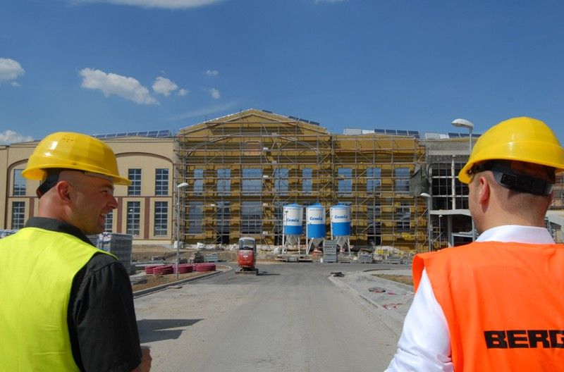 V areálu bývalé Škodovky vzniká moderní interaktivní vzdělávací centrum Techmania Science Center. Své současné prostory rozšíří do tří desítek tisíc metrů čtverečních a nabídne řadu laboratoří, dílen a expozic. Už v polovině příštího roku se stane jedním z nejvýznamnějších center neformálního vzdělávání v České republice. Součástí projektu je 3D planetárium, které se pro návštěvníky otevře už 4. listopadu letošního roku. V historickém továrním objektu z roku 1916 v současné době finišují dokončovací práce. Ty odborné tady provádějí američtí experti, kteří instalují speciální technologii s bezmála stovkou programů. A že je se na co těšit, může potvrdit i primátor Martin Baxa, který zhlédl při své návštěvě v úterý 23. července 2013 zlomek toho, co na návštěvníky planetária po jeho otevření čeká.