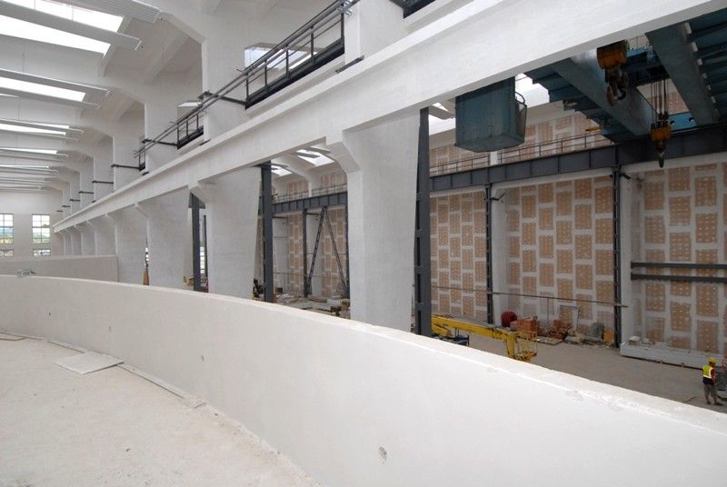 V areálu bývalé Škodovky vzniká moderní interaktivní vzdělávací centrum Techmania Science Center. Své současné prostory rozšíří do tří desítek tisíc metrů čtverečních a nabídne řadu laboratoří, dílen a expozic. Už v polovině příštího roku se stane jedním z nejvýznamnějších center neformálního vzdělávání v České republice. Součástí projektu je 3D planetárium, které se pro návštěvníky otevře už 4. listopadu letošního roku. V historickém továrním objektu z roku 1916 v současné době finišují dokončovací práce. Ty odborné tady provádějí američtí experti, kteří instalují speciální technologii s bezmála stovkou programů. A že je se na co těšit, může potvrdit i primátor Martin Baxa, který zhlédl při své návštěvě v úterý 23. července 2013 zlomek toho, co na návštěvníky planetária po jeho otevření čeká.
