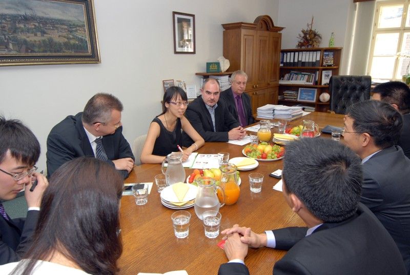 Čínskou delegaci z města Hangzhou tvořenou zástupci úřadu a místními novináři přijal ve středu 24.7.2013 dopoledne náměstek primátora Martin Zrzavecký. Obě strany hovořily především o možnostech navázání dlouhodobé spolupráce. Čínští zástupci navíc projevili zájem o to, aby se Plzeň a Hangzhou staly partnerskými městy. Po návštěvě radnice si asijští hosté prohlédli Plzeňský Prazdroj. před odjezdem zpět do Číny je pro ně připravena prohlídka Prahy.