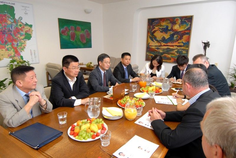 Čínskou delegaci z města Hangzhou tvořenou zástupci úřadu a místními novináři přijal ve středu 24.7.2013 dopoledne náměstek primátora Martin Zrzavecký. Obě strany hovořily především o možnostech navázání dlouhodobé spolupráce. Čínští zástupci navíc projevili zájem o to, aby se Plzeň a Hangzhou staly partnerskými městy. Po návštěvě radnice si asijští hosté prohlédli Plzeňský Prazdroj. před odjezdem zpět do Číny je pro ně připravena prohlídka Prahy.