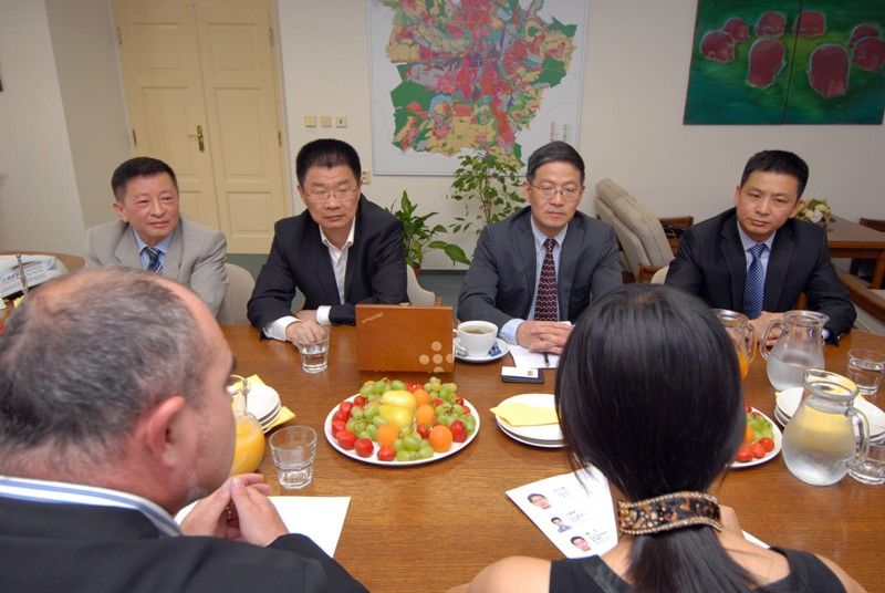 Čínskou delegaci z města Hangzhou tvořenou zástupci úřadu a místními novináři přijal ve středu 24.7.2013 dopoledne náměstek primátora Martin Zrzavecký. Obě strany hovořily především o možnostech navázání dlouhodobé spolupráce. Čínští zástupci navíc projevili zájem o to, aby se Plzeň a Hangzhou staly partnerskými městy. Po návštěvě radnice si asijští hosté prohlédli Plzeňský Prazdroj. před odjezdem zpět do Číny je pro ně připravena prohlídka Prahy.