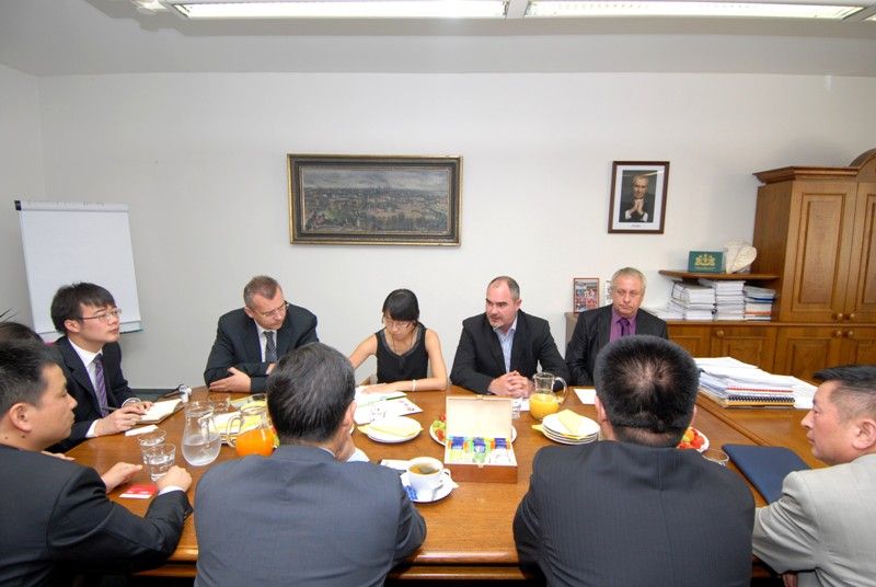 Čínskou delegaci z města Hangzhou tvořenou zástupci úřadu a místními novináři přijal ve středu 24.7.2013 dopoledne náměstek primátora Martin Zrzavecký. Obě strany hovořily především o možnostech navázání dlouhodobé spolupráce. Čínští zástupci navíc projevili zájem o to, aby se Plzeň a Hangzhou staly partnerskými městy. Po návštěvě radnice si asijští hosté prohlédli Plzeňský Prazdroj. před odjezdem zpět do Číny je pro ně připravena prohlídka Prahy.