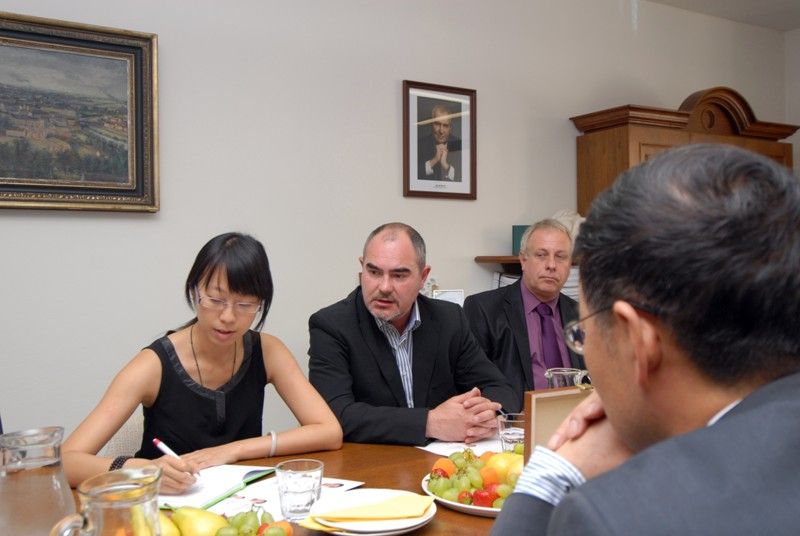 Čínskou delegaci z města Hangzhou tvořenou zástupci úřadu a místními novináři přijal ve středu 24.7.2013 dopoledne náměstek primátora Martin Zrzavecký. Obě strany hovořily především o možnostech navázání dlouhodobé spolupráce. Čínští zástupci navíc projevili zájem o to, aby se Plzeň a Hangzhou staly partnerskými městy. Po návštěvě radnice si asijští hosté prohlédli Plzeňský Prazdroj. před odjezdem zpět do Číny je pro ně připravena prohlídka Prahy.