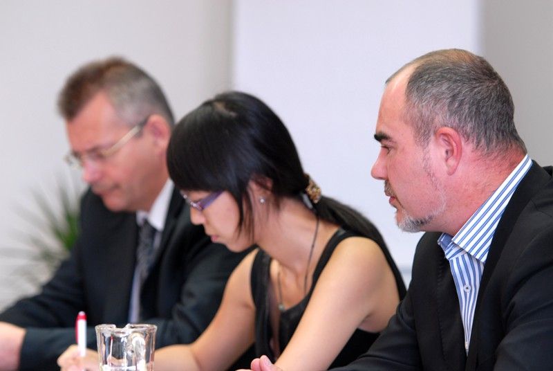 Čínskou delegaci z města Hangzhou tvořenou zástupci úřadu a místními novináři přijal ve středu 24.7.2013 dopoledne náměstek primátora Martin Zrzavecký. Obě strany hovořily především o možnostech navázání dlouhodobé spolupráce. Čínští zástupci navíc projevili zájem o to, aby se Plzeň a Hangzhou staly partnerskými městy. Po návštěvě radnice si asijští hosté prohlédli Plzeňský Prazdroj. před odjezdem zpět do Číny je pro ně připravena prohlídka Prahy.