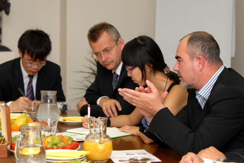 Čínskou delegaci z města Hangzhou tvořenou zástupci úřadu a místními novináři přijal ve středu 24.7.2013 dopoledne náměstek primátora Martin Zrzavecký. Obě strany hovořily především o možnostech navázání dlouhodobé spolupráce. Čínští zástupci navíc projevili zájem o to, aby se Plzeň a Hangzhou staly partnerskými městy. Po návštěvě radnice si asijští hosté prohlédli Plzeňský Prazdroj. před odjezdem zpět do Číny je pro ně připravena prohlídka Prahy.
