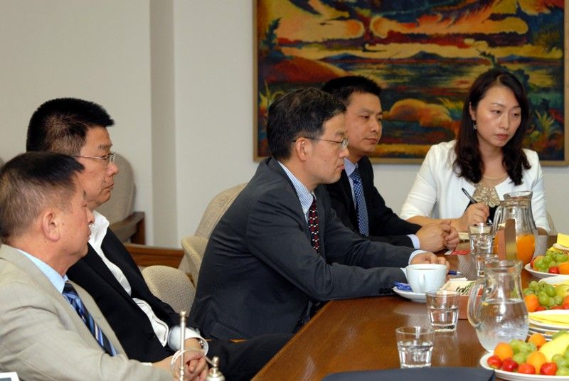 Čínskou delegaci z města Hangzhou tvořenou zástupci úřadu a místními novináři přijal ve středu 24.7.2013 dopoledne náměstek primátora Martin Zrzavecký. Obě strany hovořily především o možnostech navázání dlouhodobé spolupráce. Čínští zástupci navíc projevili zájem o to, aby se Plzeň a Hangzhou staly partnerskými městy. Po návštěvě radnice si asijští hosté prohlédli Plzeňský Prazdroj. před odjezdem zpět do Číny je pro ně připravena prohlídka Prahy.
