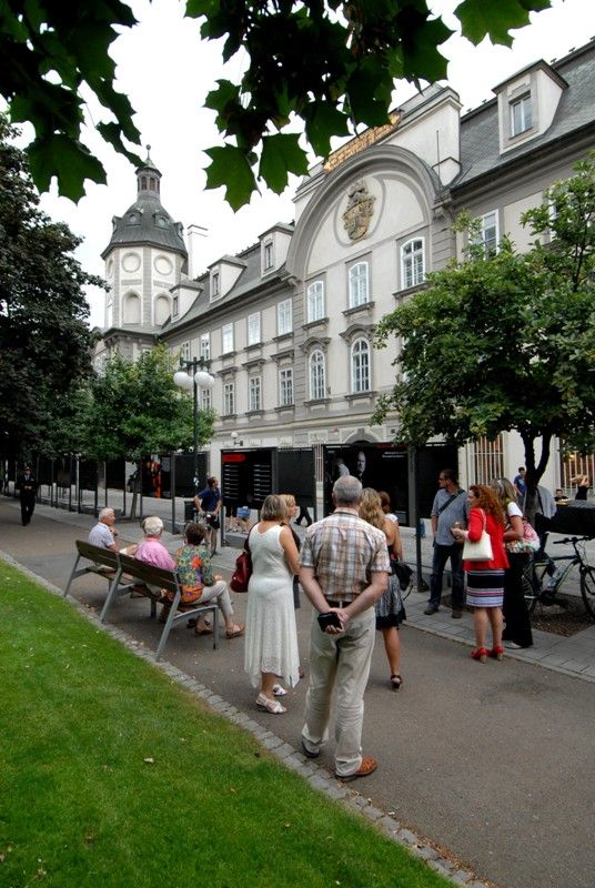 Výstavu s názvem Respekt, která je nedílnou součástí komunikační kampaně Respektuj 18, zahájili ve středu 31. července 2013 ve Smetanových sadech zástupci města Plzně, Plzeňského Prazdroje a Centra protidrogové prevence a terapie. Cílem společného projektu je změnit přístup veřejnosti ke konzumaci alkoholu mladistvými a podpořit omezení prodeje a podávání alkoholu těmto osobám. Samotná výstava představuje vybrané osobnosti Plzně, které se vyjadřují k danému tématu a k respektu, jednomu z důležitých druhů lidského postoje k jiným osobám či názorům.