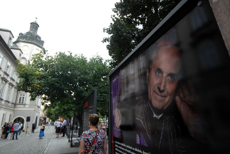 Výstavu s názvem Respekt, která je nedílnou součástí komunikační kampaně Respektuj 18, zahájili ve středu 31. července 2013 ve Smetanových sadech zástupci města Plzně, Plzeňského Prazdroje a Centra protidrogové prevence a terapie. Cílem společného projektu je změnit přístup veřejnosti ke konzumaci alkoholu mladistvými a podpořit omezení prodeje a podávání alkoholu těmto osobám. Samotná výstava představuje vybrané osobnosti Plzně, které se vyjadřují k danému tématu a k respektu, jednomu z důležitých druhů lidského postoje k jiným osobám či názorům.