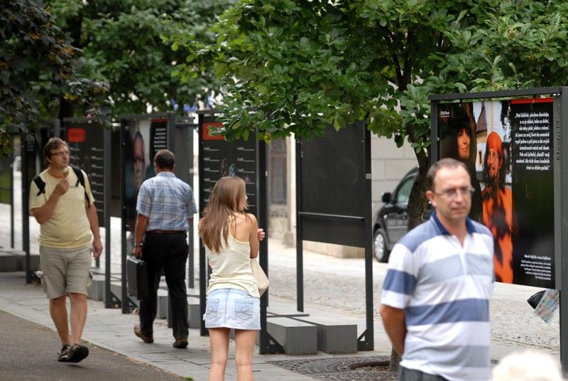 Plzeňské osobnosti sdělují prostřednictvím výstavy své názory na konzumaci alkoholu nezletilými