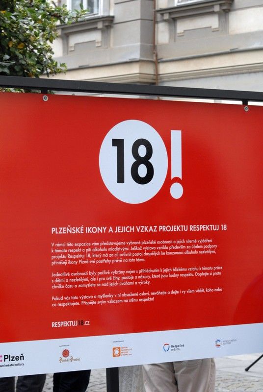 Výstavu s názvem Respekt, která je nedílnou součástí komunikační kampaně Respektuj 18, zahájili ve středu 31. července 2013 ve Smetanových sadech zástupci města Plzně, Plzeňského Prazdroje a Centra protidrogové prevence a terapie. Cílem společného projektu je změnit přístup veřejnosti ke konzumaci alkoholu mladistvými a podpořit omezení prodeje a podávání alkoholu těmto osobám. Samotná výstava představuje vybrané osobnosti Plzně, které se vyjadřují k danému tématu a k respektu, jednomu z důležitých druhů lidského postoje k jiným osobám či názorům.