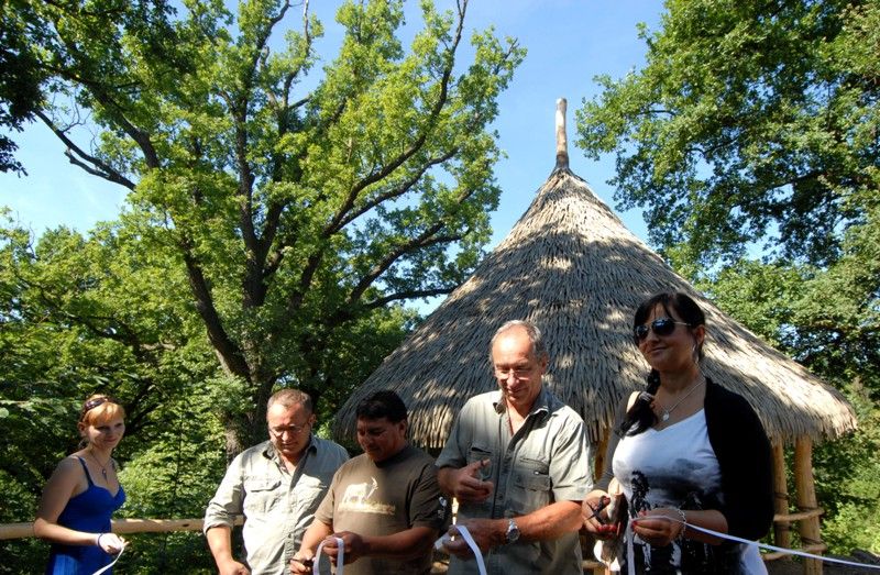 Od 1.8.2013 láká plzeňská zoologická zahrada návštěvníky na další novinku – obydlí pralesních indiánů, takzvanou churuatu. Kromě toho, že byla postavena v přítomnosti náčelníka jednoho z dvousetčlenné komunity říčních indiánů z Venezuely, pro které je typickým obydlím, nabízí také možnost seznámit se s věcmi jejich denní potřeby, jako je pádlo, lovecká brašna, luk a šípy, bederní pokrývka, koště, mělký koš nebo ceremoniální flétny a chrastítko. „Během svého pobytu jsem měl možnost zjistit, že česká příroda je podobná té naší. Churuatu je pozdravem Venezuely Plzni,“ řekl při slavnostním otevření náčelník Dennis, jehož indiánské jméno je Edacumandi, Parsek slunce. „Plzeňská zoologická zahrada je sedmým nejnavštěvovanějším turistickým cílem České republiky a já věřím, že tahle zajímavá a krásná novinka do ní přiláká další návštěvníky,“ prohlásila radní města Irena Rottová. Indiánské obydlí vzniklo pod dinoparkem v blízkosti vyhlídky u voliéry kondorů. Je postaveno z kmenů akátů, provazů a kanadské umělé trávy.