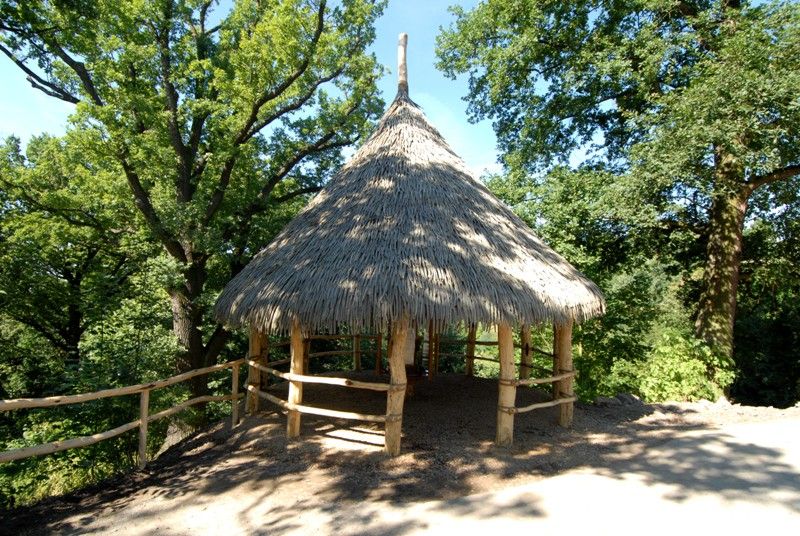 Od 1.8.2013 láká plzeňská zoologická zahrada návštěvníky na další novinku – obydlí pralesních indiánů, takzvanou churuatu. Kromě toho, že byla postavena v přítomnosti náčelníka jednoho z dvousetčlenné komunity říčních indiánů z Venezuely, pro které je typickým obydlím, nabízí také možnost seznámit se s věcmi jejich denní potřeby, jako je pádlo, lovecká brašna, luk a šípy, bederní pokrývka, koště, mělký koš nebo ceremoniální flétny a chrastítko. „Během svého pobytu jsem měl možnost zjistit, že česká příroda je podobná té naší. Churuatu je pozdravem Venezuely Plzni,“ řekl při slavnostním otevření náčelník Dennis, jehož indiánské jméno je Edacumandi, Parsek slunce. „Plzeňská zoologická zahrada je sedmým nejnavštěvovanějším turistickým cílem České republiky a já věřím, že tahle zajímavá a krásná novinka do ní přiláká další návštěvníky,“ prohlásila radní města Irena Rottová. Indiánské obydlí vzniklo pod dinoparkem v blízkosti vyhlídky u voliéry kondorů. Je postaveno z kmenů akátů, provazů a kanadské umělé trávy.