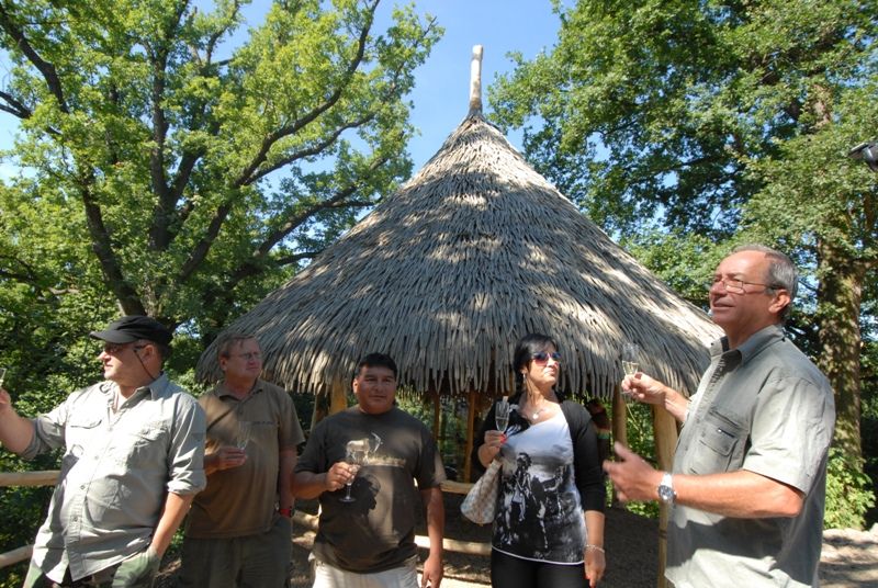 Od 1.8.2013 láká plzeňská zoologická zahrada návštěvníky na další novinku – obydlí pralesních indiánů, takzvanou churuatu. Kromě toho, že byla postavena v přítomnosti náčelníka jednoho z dvousetčlenné komunity říčních indiánů z Venezuely, pro které je typickým obydlím, nabízí také možnost seznámit se s věcmi jejich denní potřeby, jako je pádlo, lovecká brašna, luk a šípy, bederní pokrývka, koště, mělký koš nebo ceremoniální flétny a chrastítko. „Během svého pobytu jsem měl možnost zjistit, že česká příroda je podobná té naší. Churuatu je pozdravem Venezuely Plzni,“ řekl při slavnostním otevření náčelník Dennis, jehož indiánské jméno je Edacumandi, Parsek slunce. „Plzeňská zoologická zahrada je sedmým nejnavštěvovanějším turistickým cílem České republiky a já věřím, že tahle zajímavá a krásná novinka do ní přiláká další návštěvníky,“ prohlásila radní města Irena Rottová. Indiánské obydlí vzniklo pod dinoparkem v blízkosti vyhlídky u voliéry kondorů. Je postaveno z kmenů akátů, provazů a kanadské umělé trávy.
