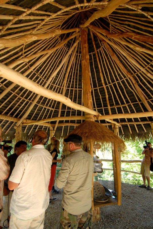 Od 1.8.2013 láká plzeňská zoologická zahrada návštěvníky na další novinku – obydlí pralesních indiánů, takzvanou churuatu. Kromě toho, že byla postavena v přítomnosti náčelníka jednoho z dvousetčlenné komunity říčních indiánů z Venezuely, pro které je typickým obydlím, nabízí také možnost seznámit se s věcmi jejich denní potřeby, jako je pádlo, lovecká brašna, luk a šípy, bederní pokrývka, koště, mělký koš nebo ceremoniální flétny a chrastítko. „Během svého pobytu jsem měl možnost zjistit, že česká příroda je podobná té naší. Churuatu je pozdravem Venezuely Plzni,“ řekl při slavnostním otevření náčelník Dennis, jehož indiánské jméno je Edacumandi, Parsek slunce. „Plzeňská zoologická zahrada je sedmým nejnavštěvovanějším turistickým cílem České republiky a já věřím, že tahle zajímavá a krásná novinka do ní přiláká další návštěvníky,“ prohlásila radní města Irena Rottová. Indiánské obydlí vzniklo pod dinoparkem v blízkosti vyhlídky u voliéry kondorů. Je postaveno z kmenů akátů, provazů a kanadské umělé trávy.