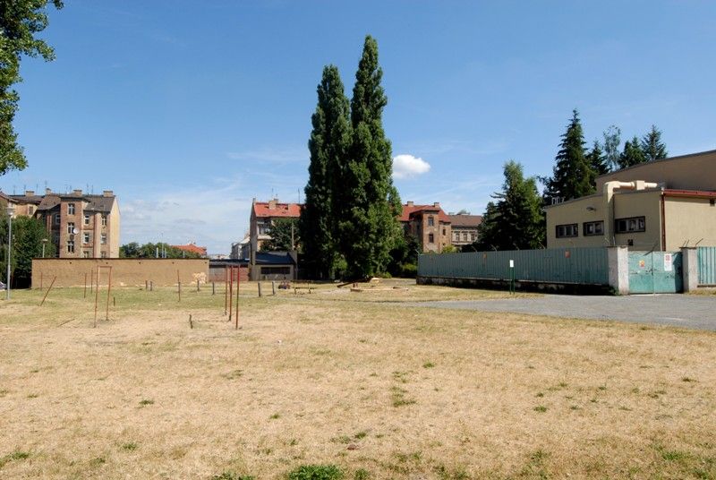 Do vnitrobloku v Plachého ulici, který je v poslední době podle několika reakcí na portále Bezpečné město označován za problémovou lokalitu, se ve čtvrtek 1. srpna 2013 přijel podívat městský radní pro bezpečnost Robert Houdek a vedoucí odboru bezpečnosti a prevence kriminality magistrátu Aleš Průša. Setkali se tady s městským policejním ředitelem Pavlem Krákorou a Liborem Stankem vrchním komisařem územního odboru vnější služby s opakovaným cílem zjistit, jak momentální situace vypadá. „Kontroly městské i státní policie se tady v poslední době střídají pravidelně a nezaznamenaly žádná protiprávní jednání. Další opatření, jako je například zavedení kamerového sytému, připravujeme,“ uvedl radní Robert Houdek.
