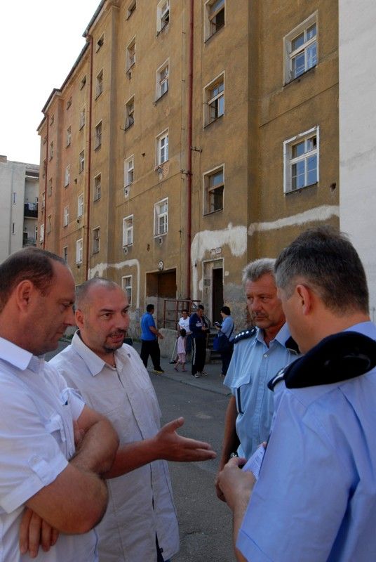 Do vnitrobloku v Plachého ulici, který je v poslední době podle několika reakcí na portále Bezpečné město označován za problémovou lokalitu, se ve čtvrtek 1. srpna 2013 přijel podívat městský radní pro bezpečnost Robert Houdek a vedoucí odboru bezpečnosti a prevence kriminality magistrátu Aleš Průša. Setkali se tady s městským policejním ředitelem Pavlem Krákorou a Liborem Stankem vrchním komisařem územního odboru vnější služby s opakovaným cílem zjistit, jak momentální situace vypadá. „Kontroly městské i státní policie se tady v poslední době střídají pravidelně a nezaznamenaly žádná protiprávní jednání. Další opatření, jako je například zavedení kamerového sytému, připravujeme,“ uvedl radní Robert Houdek.