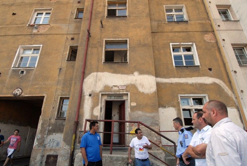 Do vnitrobloku v Plachého ulici, který je v poslední době podle několika reakcí na portále Bezpečné město označován za problémovou lokalitu, se ve čtvrtek 1. srpna 2013 přijel podívat městský radní pro bezpečnost Robert Houdek a vedoucí odboru bezpečnosti a prevence kriminality magistrátu Aleš Průša. Setkali se tady s městským policejním ředitelem Pavlem Krákorou a Liborem Stankem vrchním komisařem územního odboru vnější služby s opakovaným cílem zjistit, jak momentální situace vypadá. „Kontroly městské i státní policie se tady v poslední době střídají pravidelně a nezaznamenaly žádná protiprávní jednání. Další opatření, jako je například zavedení kamerového sytému, připravujeme,“ uvedl radní Robert Houdek.