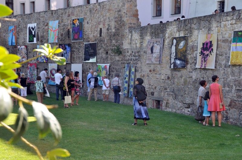 Obrazy osmnácti plzeňských a bavorských umělců jsou k vidění od 1. srpna 2013 na hradební zdi Proluky v Šafaříkových sadech. Pošesté tady Unie výtvarných umělců plzeňské oblasti představuje v rámci tradičního letního multižánrového festivalu díla svých členů a německých kolegů. Podobně jako v roce 2011 je letos výstava rozšířena o dětskou část, která je instalována na kamenné zdi v Mlýnské strouze a jejímž garantem je Galerie Paletka společně se Základní uměleckou školou v Jagellonské ulici. Vernisáž výstavy s doprovodem skupiny Bluesy zahájila další část festivalu Živá ulice s názvem Plzeňská namlouváníčka, při kterých se v Proluce odehrají odpolední a večerní divadelní a hudební představení pro děti a dospělé. V pondělí 5. srpna odstartuje hlavní program Živé ulice se zhruba stovkou projektů z oblasti hudby a divadla. (foto: Z. Kubalová)
