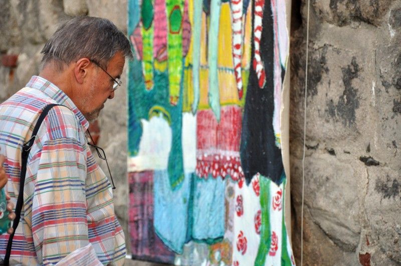 Obrazy osmnácti plzeňských a bavorských umělců jsou k vidění od 1. srpna 2013 na hradební zdi Proluky v Šafaříkových sadech. Pošesté tady Unie výtvarných umělců plzeňské oblasti představuje v rámci tradičního letního multižánrového festivalu díla svých členů a německých kolegů. Podobně jako v roce 2011 je letos výstava rozšířena o dětskou část, která je instalována na kamenné zdi v Mlýnské strouze a jejímž garantem je Galerie Paletka společně se Základní uměleckou školou v Jagellonské ulici. Vernisáž výstavy s doprovodem skupiny Bluesy zahájila další část festivalu Živá ulice s názvem Plzeňská namlouváníčka, při kterých se v Proluce odehrají odpolední a večerní divadelní a hudební představení pro děti a dospělé. V pondělí 5. srpna odstartuje hlavní program Živé ulice se zhruba stovkou projektů z oblasti hudby a divadla. (foto: Z. Kubalová)