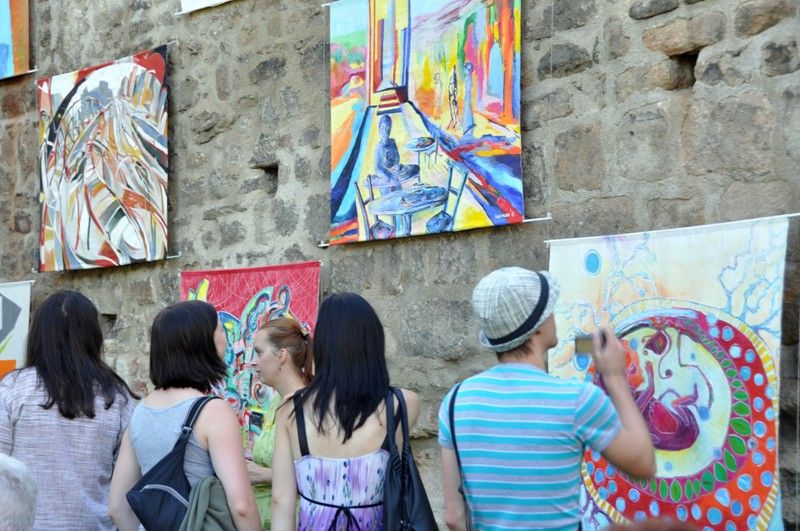 Obrazy osmnácti plzeňských a bavorských umělců jsou k vidění od 1. srpna 2013 na hradební zdi Proluky v Šafaříkových sadech. Pošesté tady Unie výtvarných umělců plzeňské oblasti představuje v rámci tradičního letního multižánrového festivalu díla svých členů a německých kolegů. Podobně jako v roce 2011 je letos výstava rozšířena o dětskou část, která je instalována na kamenné zdi v Mlýnské strouze a jejímž garantem je Galerie Paletka společně se Základní uměleckou školou v Jagellonské ulici. Vernisáž výstavy s doprovodem skupiny Bluesy zahájila další část festivalu Živá ulice s názvem Plzeňská namlouváníčka, při kterých se v Proluce odehrají odpolední a večerní divadelní a hudební představení pro děti a dospělé. V pondělí 5. srpna odstartuje hlavní program Živé ulice se zhruba stovkou projektů z oblasti hudby a divadla. (foto: Z. Kubalová)