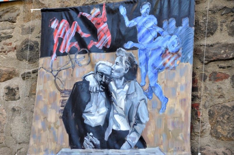 Obrazy osmnácti plzeňských a bavorských umělců jsou k vidění od 1. srpna 2013 na hradební zdi Proluky v Šafaříkových sadech. Pošesté tady Unie výtvarných umělců plzeňské oblasti představuje v rámci tradičního letního multižánrového festivalu díla svých členů a německých kolegů. Podobně jako v roce 2011 je letos výstava rozšířena o dětskou část, která je instalována na kamenné zdi v Mlýnské strouze a jejímž garantem je Galerie Paletka společně se Základní uměleckou školou v Jagellonské ulici. Vernisáž výstavy s doprovodem skupiny Bluesy zahájila další část festivalu Živá ulice s názvem Plzeňská namlouváníčka, při kterých se v Proluce odehrají odpolední a večerní divadelní a hudební představení pro děti a dospělé. V pondělí 5. srpna odstartuje hlavní program Živé ulice se zhruba stovkou projektů z oblasti hudby a divadla. (foto: Z. Kubalová)