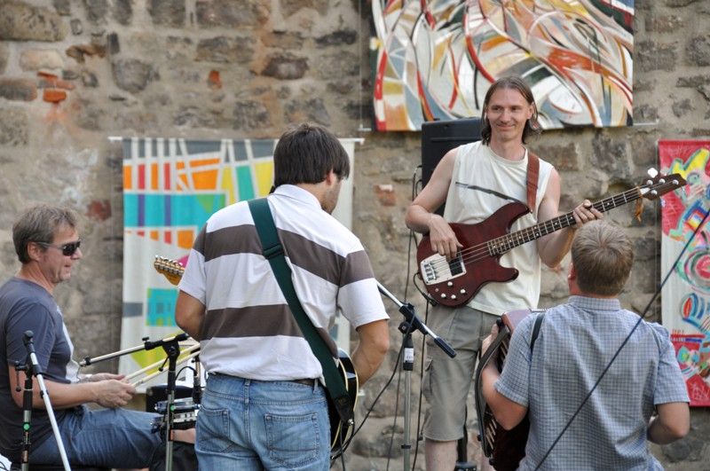 Obrazy osmnácti plzeňských a bavorských umělců jsou k vidění od 1. srpna 2013 na hradební zdi Proluky v Šafaříkových sadech. Pošesté tady Unie výtvarných umělců plzeňské oblasti představuje v rámci tradičního letního multižánrového festivalu díla svých členů a německých kolegů. Podobně jako v roce 2011 je letos výstava rozšířena o dětskou část, která je instalována na kamenné zdi v Mlýnské strouze a jejímž garantem je Galerie Paletka společně se Základní uměleckou školou v Jagellonské ulici. Vernisáž výstavy s doprovodem skupiny Bluesy zahájila další část festivalu Živá ulice s názvem Plzeňská namlouváníčka, při kterých se v Proluce odehrají odpolední a večerní divadelní a hudební představení pro děti a dospělé. V pondělí 5. srpna odstartuje hlavní program Živé ulice se zhruba stovkou projektů z oblasti hudby a divadla. (foto: Z. Kubalová)