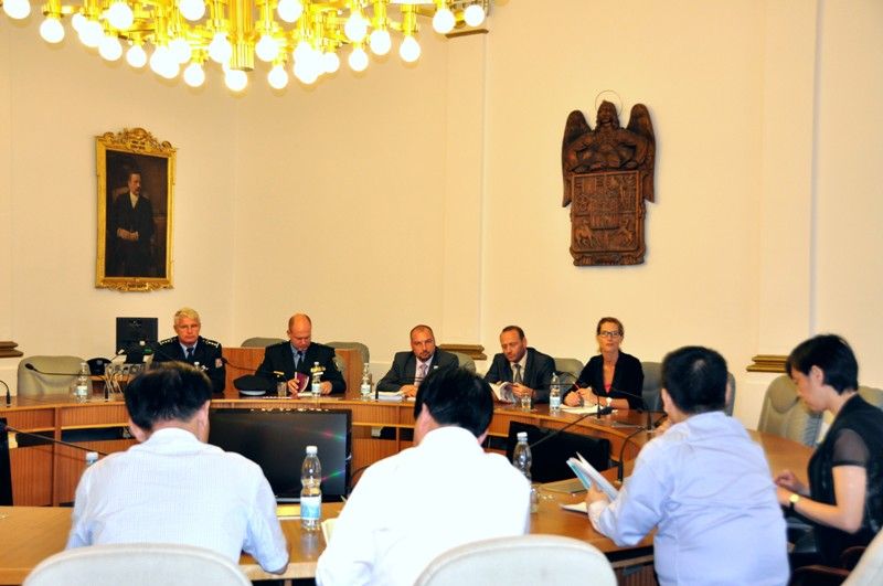 Seznámit se s projektem Bezpečné město a s činností odboru bezpečnosti a prevence kriminality plzeňského magistrátu v rámci přípravy preventivních projektů přijeli (5.8.2013) zástupci kanceláře pro bezpečnost veřejnosti čínského města Jiaxing z provincie Zheiang. V diskusi s městským radním pro bezpečnost Robertem Houdkem, vedoucím územního odboru vnější služby Městského ředitelství Policie ČR Plzeň Petrem Nováčkem, zástupcem velitele městské policie Michalem Rybáčkem a vedoucím odboru bezpečnosti a prevence kriminality Alešem Průšou se mluvilo především o nastavení zásad bezpečnosti zejména v oblasti veřejného pořádku a kriminality, o výkonu služby nebo výcviku policistů. Po debatě na plzeňské radnici navštívila čínská reprezentace služebnu městské policie Plzeň – Bory, kde se seznámila s výstrojí a výzbrojí strážníků.