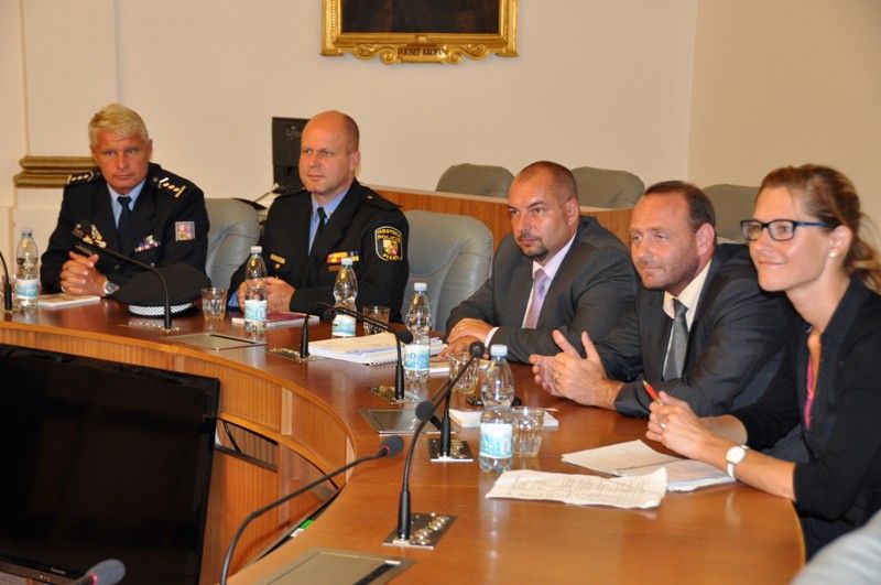 Seznámit se s projektem Bezpečné město a s činností odboru bezpečnosti a prevence kriminality plzeňského magistrátu v rámci přípravy preventivních projektů přijeli (5.8.2013) zástupci kanceláře pro bezpečnost veřejnosti čínského města Jiaxing z provincie Zheiang. V diskusi s městským radním pro bezpečnost Robertem Houdkem, vedoucím územního odboru vnější služby Městského ředitelství Policie ČR Plzeň Petrem Nováčkem, zástupcem velitele městské policie Michalem Rybáčkem a vedoucím odboru bezpečnosti a prevence kriminality Alešem Průšou se mluvilo především o nastavení zásad bezpečnosti zejména v oblasti veřejného pořádku a kriminality, o výkonu služby nebo výcviku policistů. Po debatě na plzeňské radnici navštívila čínská reprezentace služebnu městské policie Plzeň – Bory, kde se seznámila s výstrojí a výzbrojí strážníků.