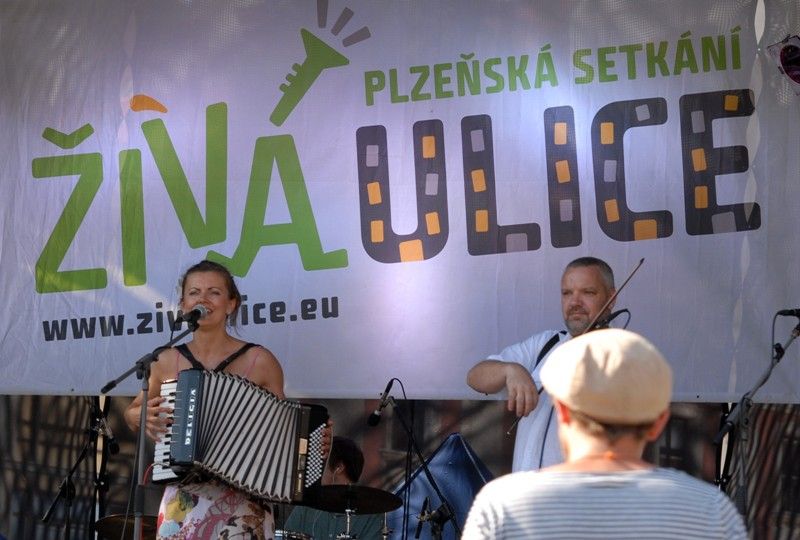 Hlavní část multižánrového festivalu Živá ulice - Plzeňská setkání dnes (5.8.2013) začal koncertem skupiny Lakuna a následným přípitkem tradičním plzeňským nápojem - pivem. „Na příjemnou zábavu během celého týdne. Věřím, že si to všichni užijeme,“ pronesla náměstkyně primátora Eva Herinková.