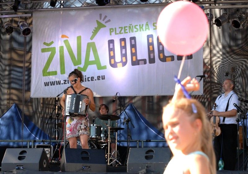 Hlavní část multižánrového festivalu Živá ulice - Plzeňská setkání dnes (5.8.2013) začal koncertem skupiny Lakuna a následným přípitkem tradičním plzeňským nápojem - pivem. „Na příjemnou zábavu během celého týdne. Věřím, že si to všichni užijeme,“ pronesla náměstkyně primátora Eva Herinková.