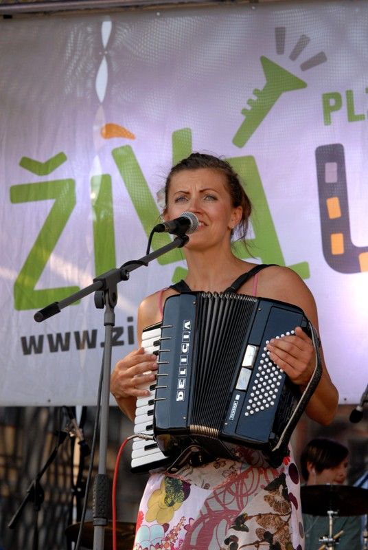 Hlavní část multižánrového festivalu Živá ulice - Plzeňská setkání dnes (5.8.2013) začal koncertem skupiny Lakuna a následným přípitkem tradičním plzeňským nápojem - pivem. „Na příjemnou zábavu během celého týdne. Věřím, že si to všichni užijeme,“ pronesla náměstkyně primátora Eva Herinková.
