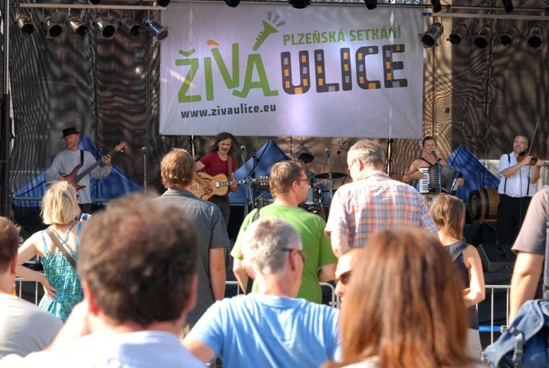 Hlavní část multižánrového festivalu Živá ulice - Plzeňská setkání dnes (5.8.2013) začal koncertem skupiny Lakuna a následným přípitkem tradičním plzeňským nápojem - pivem. „Na příjemnou zábavu během celého týdne. Věřím, že si to všichni užijeme,“ pronesla náměstkyně primátora Eva Herinková.