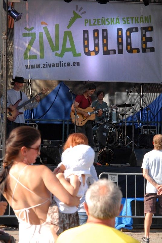 Hlavní část multižánrového festivalu Živá ulice - Plzeňská setkání dnes (5.8.2013) začal koncertem skupiny Lakuna a následným přípitkem tradičním plzeňským nápojem - pivem. „Na příjemnou zábavu během celého týdne. Věřím, že si to všichni užijeme,“ pronesla náměstkyně primátora Eva Herinková.