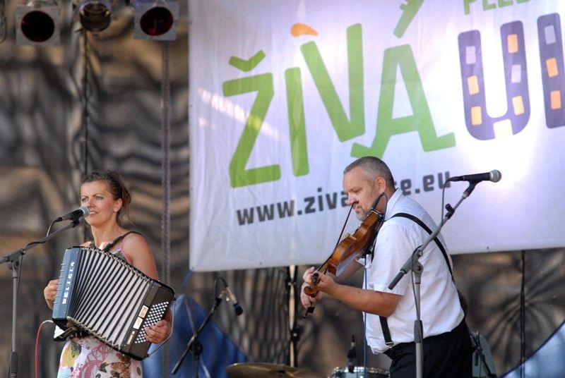 Hlavní část multižánrového festivalu Živá ulice - Plzeňská setkání dnes (5.8.2013) začal koncertem skupiny Lakuna a následným přípitkem tradičním plzeňským nápojem - pivem. „Na příjemnou zábavu během celého týdne. Věřím, že si to všichni užijeme,“ pronesla náměstkyně primátora Eva Herinková.