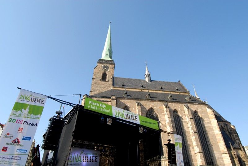 Hlavní část multižánrového festivalu Živá ulice - Plzeňská setkání dnes (5.8.2013) začal koncertem skupiny Lakuna a následným přípitkem tradičním plzeňským nápojem - pivem. „Na příjemnou zábavu během celého týdne. Věřím, že si to všichni užijeme,“ pronesla náměstkyně primátora Eva Herinková.