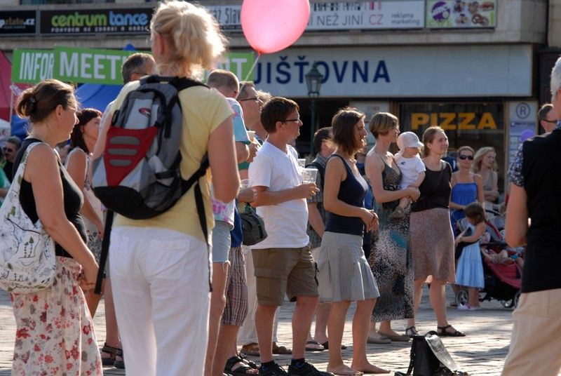 Hlavní část multižánrového festivalu Živá ulice - Plzeňská setkání dnes (5.8.2013) začal koncertem skupiny Lakuna a následným přípitkem tradičním plzeňským nápojem - pivem. „Na příjemnou zábavu během celého týdne. Věřím, že si to všichni užijeme,“ pronesla náměstkyně primátora Eva Herinková.